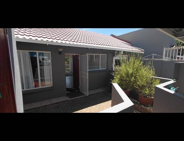 3 BEDROOM TOWNHOUSE FOR SALE IN LANGENHOVENPARK